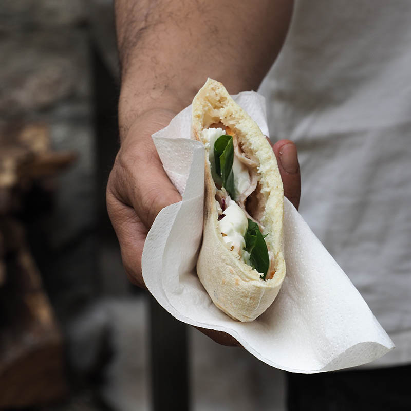 Fouée tenue à la main